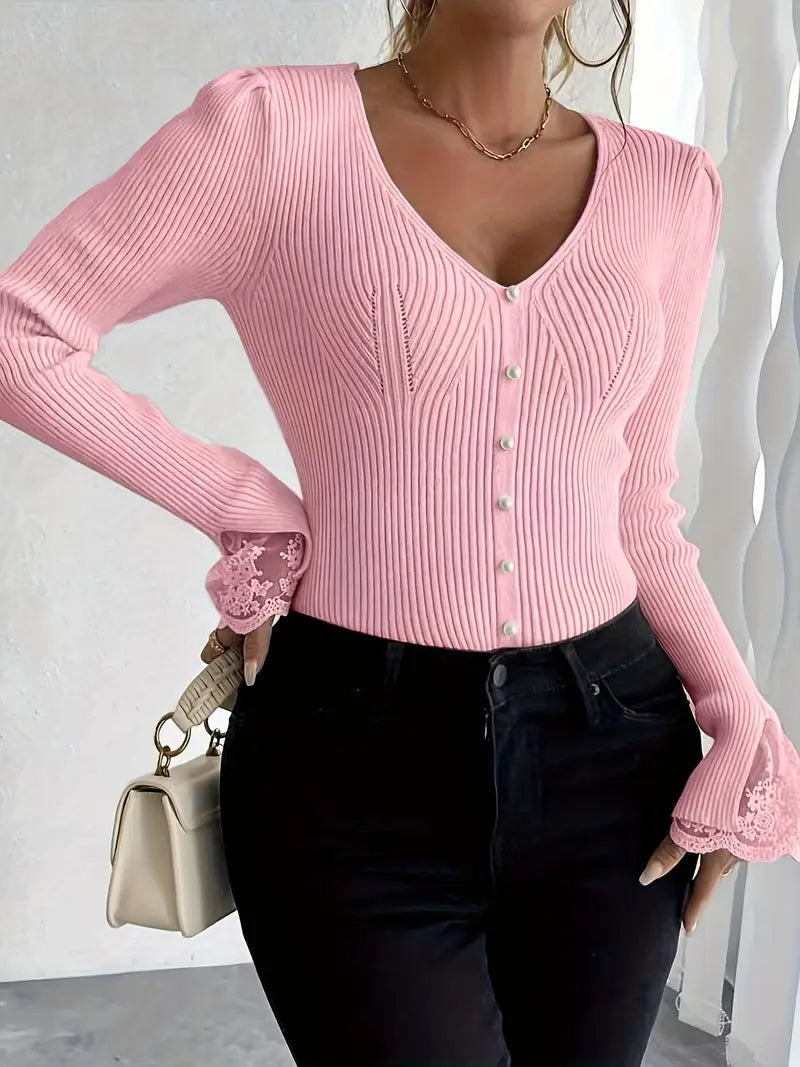 Rippstrickpullover mit V-Ausschnitt und Spitzenärmeln