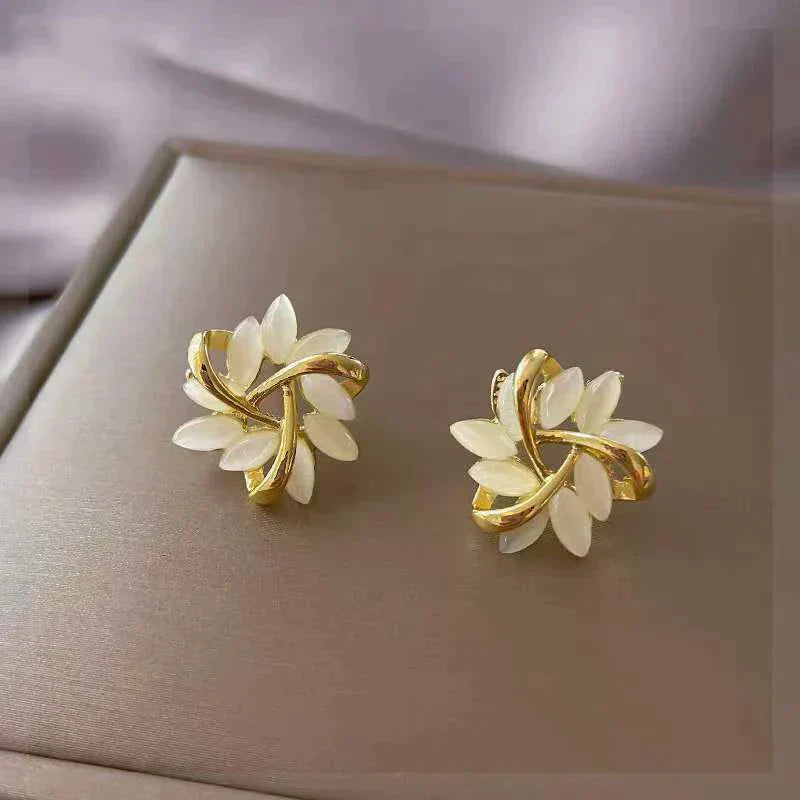 Luxuriöse weiße Opal-Ohrringe in Gold