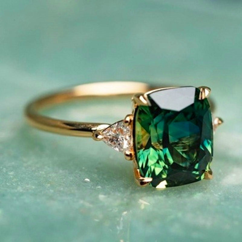 Ring mit grünem Zirkon in Gold