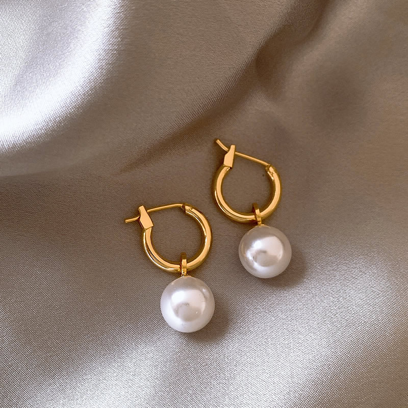 Elegante Ohrringe mit Goldperlen