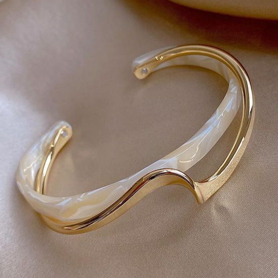 Elegantes Goldarmband mit Weißer Opal