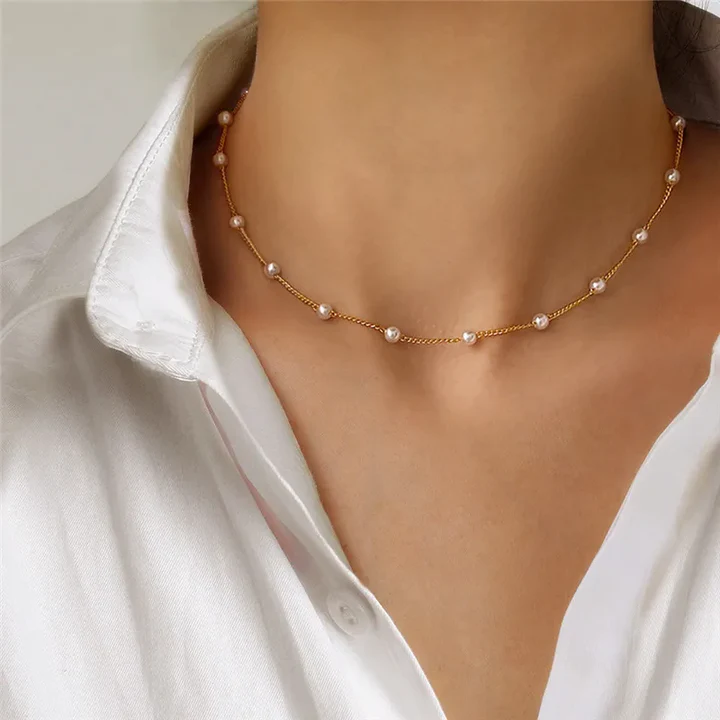 Elegante Halskette aus kleinen Perlen