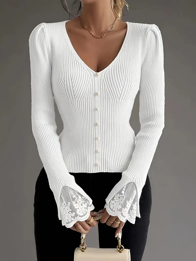 Rippstrickpullover mit V-Ausschnitt und Spitzenärmeln