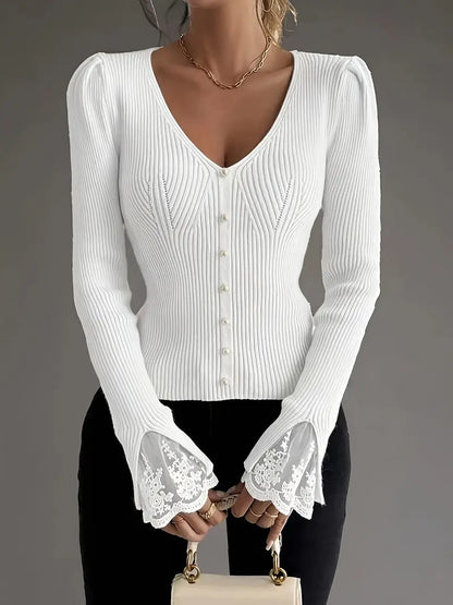 Rippstrickpullover mit V-Ausschnitt und Spitzenärmeln