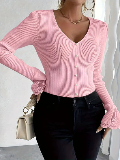 Rippstrickpullover mit V-Ausschnitt und Spitzenärmeln