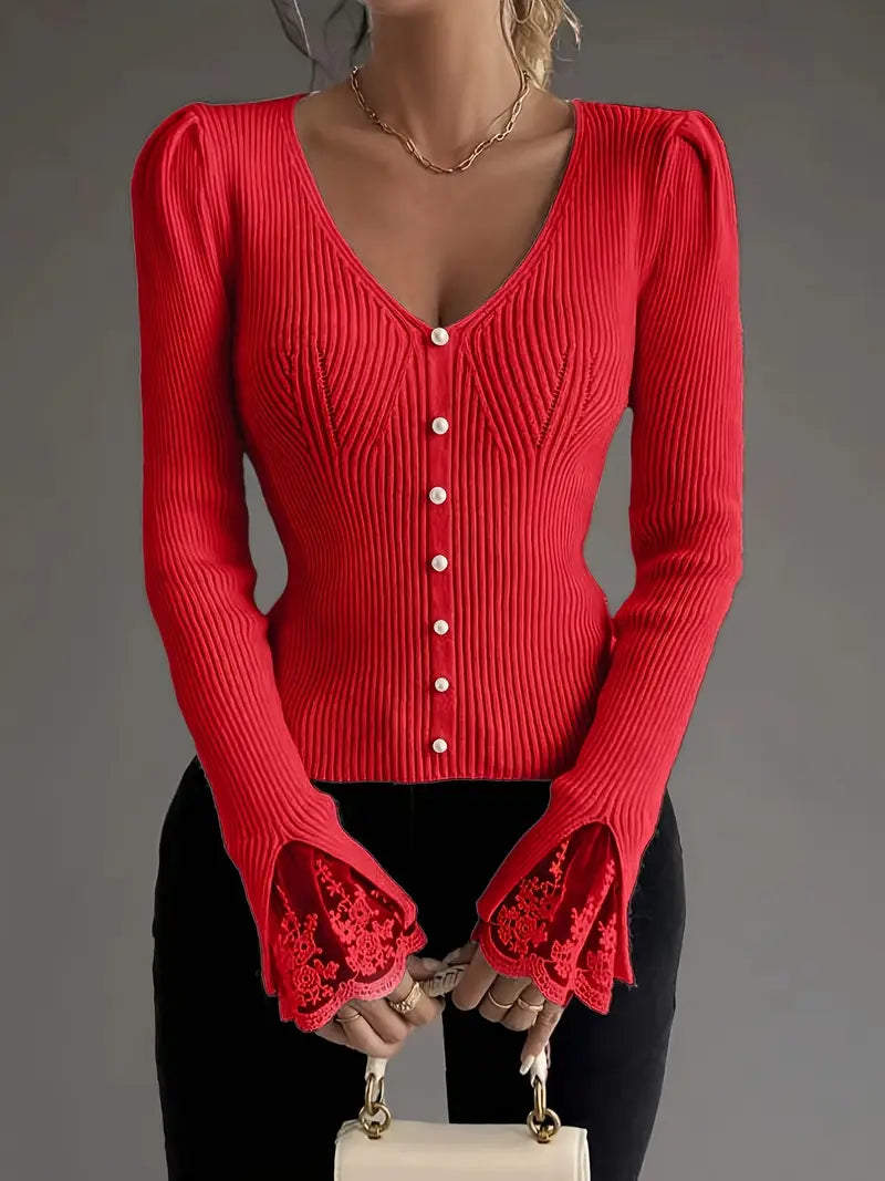 Rippstrickpullover mit V-Ausschnitt und Spitzenärmeln