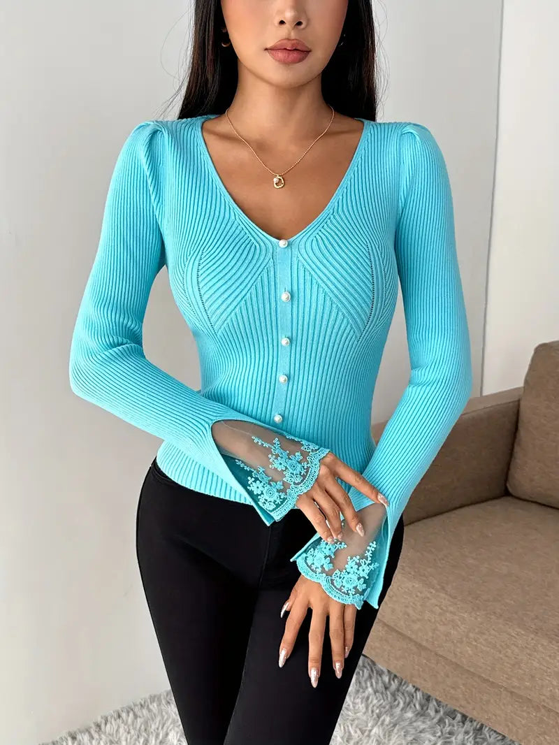 Rippstrickpullover mit V-Ausschnitt und Spitzenärmeln