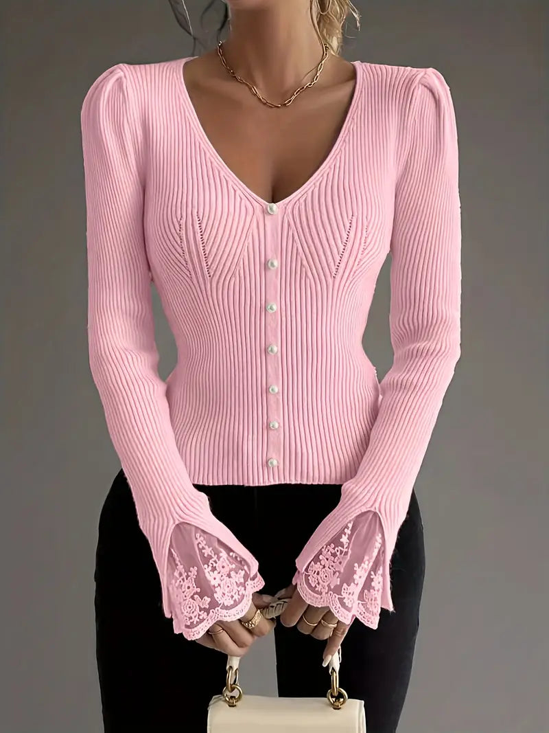 Rippstrickpullover mit V-Ausschnitt und Spitzenärmeln