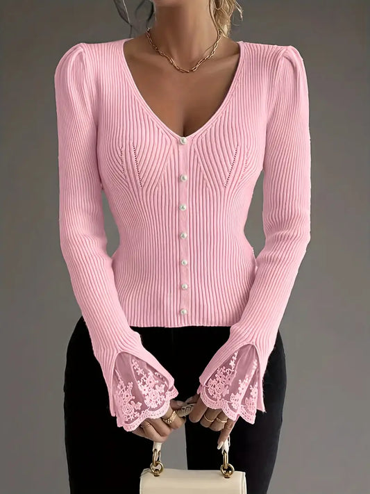 Rippstrickpullover mit V-Ausschnitt und Spitzenärmeln
