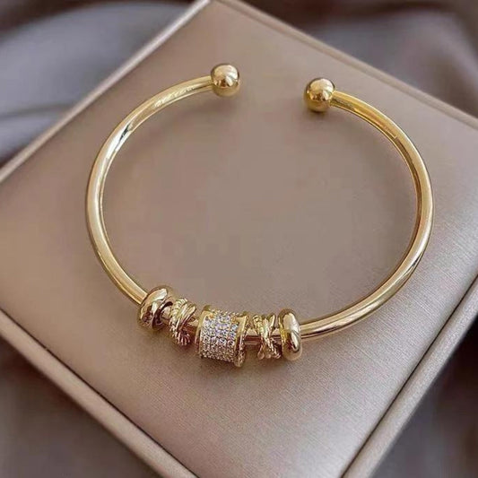 Verstellbares Armband mit goldenen Charms