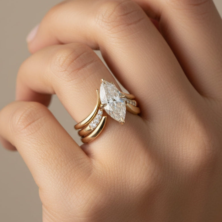 Goldene Ring mit hängender Krone