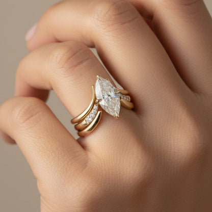 Goldene Ring mit hängender Krone