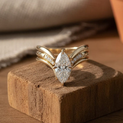 Goldene Ring mit hängender Krone