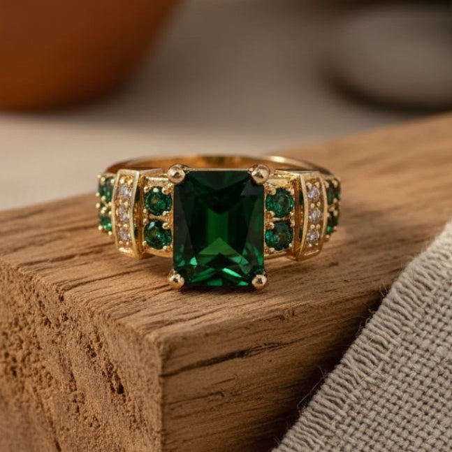 Goldener Ring mit grünem Kristall