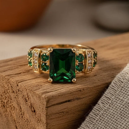Goldener Ring mit grünem Kristall