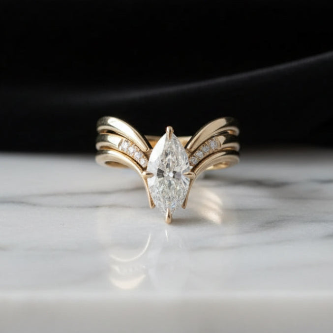 Goldene Ring mit hängender Krone