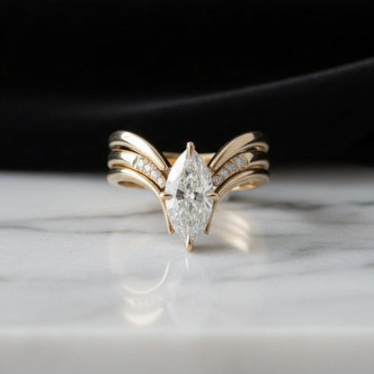 Goldene Ring mit hängender Krone