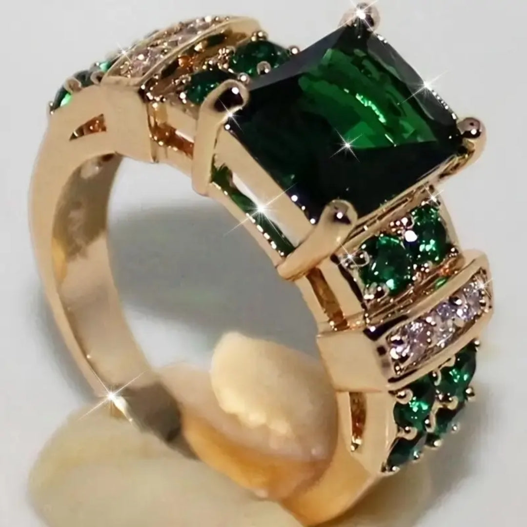 Goldener Ring mit grünem Kristall