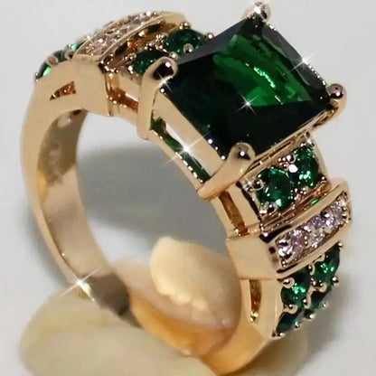 Goldener Ring mit grünem Kristall