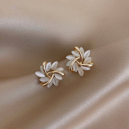 Ohrringe in Kreisform mit Opalblüten in Gold
