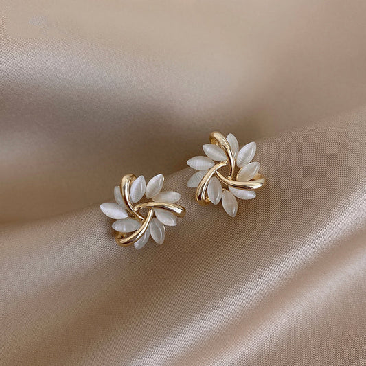 Ohrringe in Kreisform mit Opalblüten in Gold