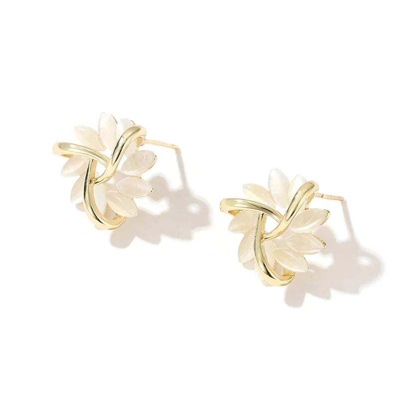 Ohrringe in Kreisform mit Opalblüten in Gold