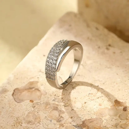 Eleganter Goldring mit Funkelsteinen