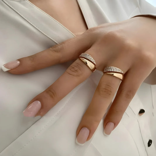 Eleganter Goldring mit Funkelsteinen