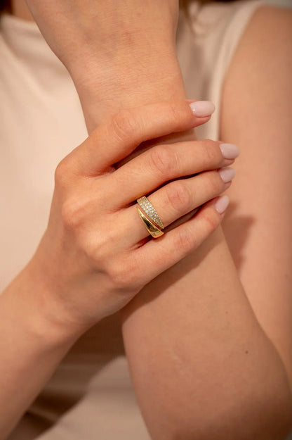 Eleganter Goldring mit Funkelsteinen