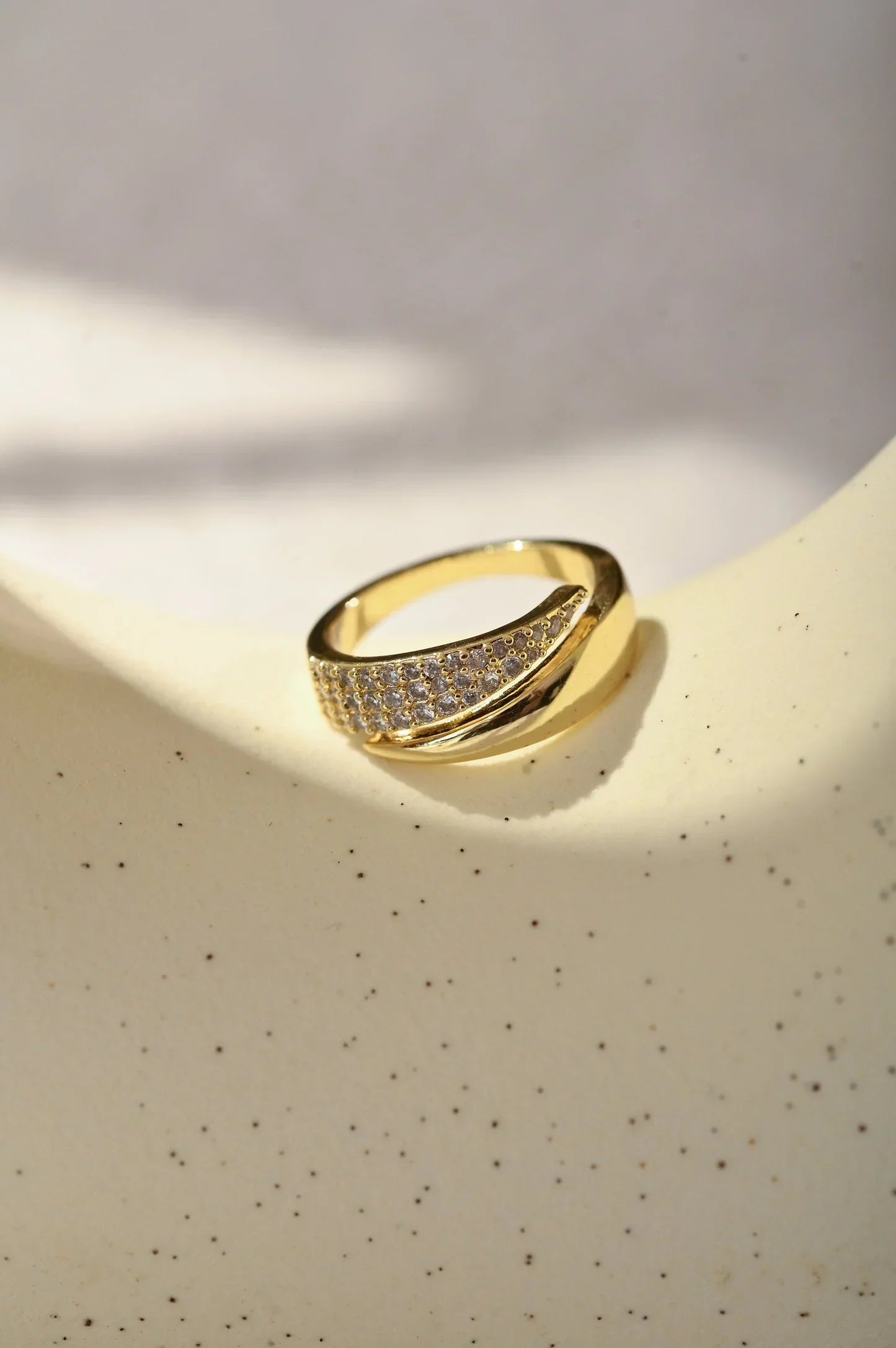 Eleganter Goldring mit Funkelsteinen