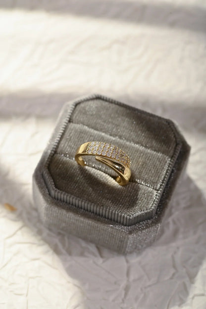 Eleganter Goldring mit Funkelsteinen