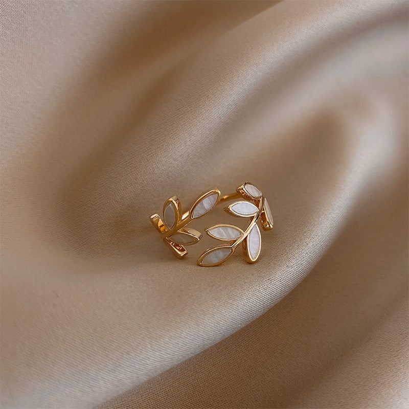 Verstellbarer Goldring mit Blatt und Weißopal