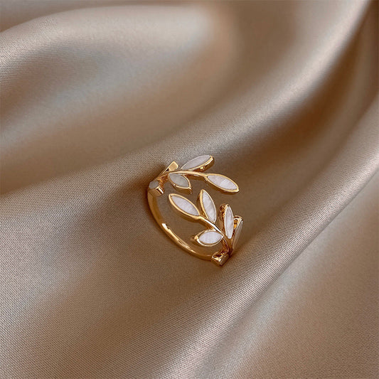 Verstellbarer Goldring mit Blatt und Weißopal