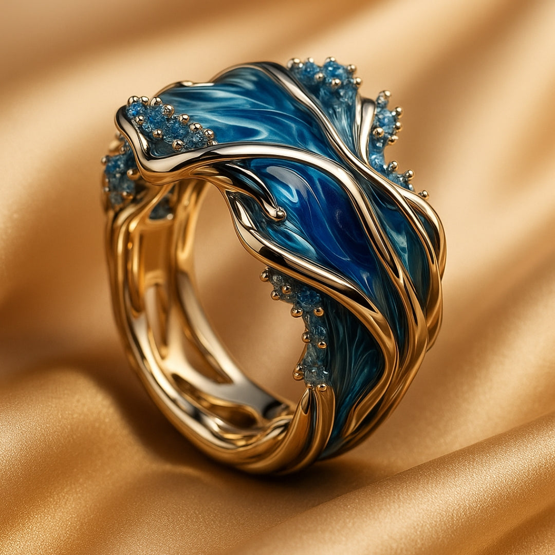 Goldener Vintage-Ring mit Wellen des Ozeans