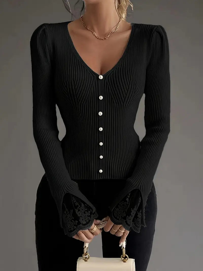 Rippstrickpullover mit V-Ausschnitt und Spitzenärmeln
