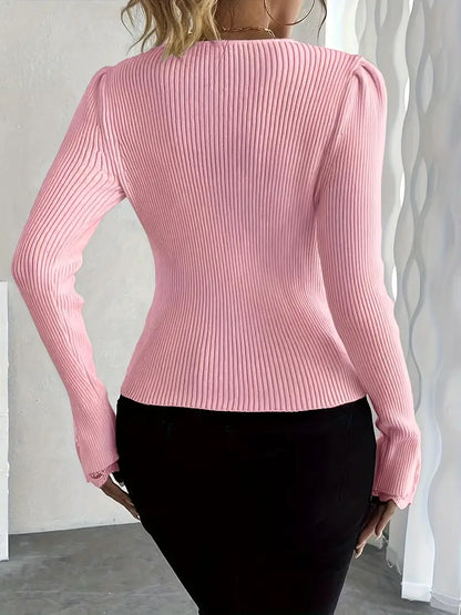 Rippstrickpullover mit V-Ausschnitt und Spitzenärmeln