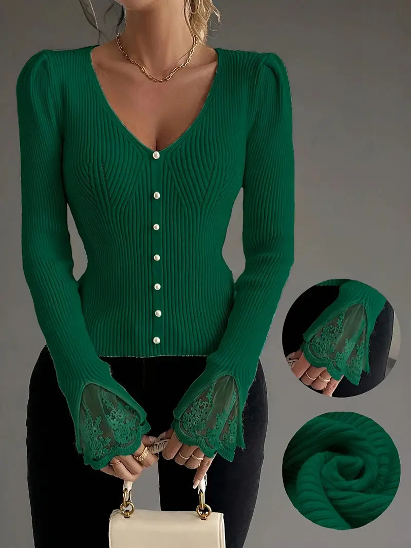 Rippstrickpullover mit V-Ausschnitt und Spitzenärmeln