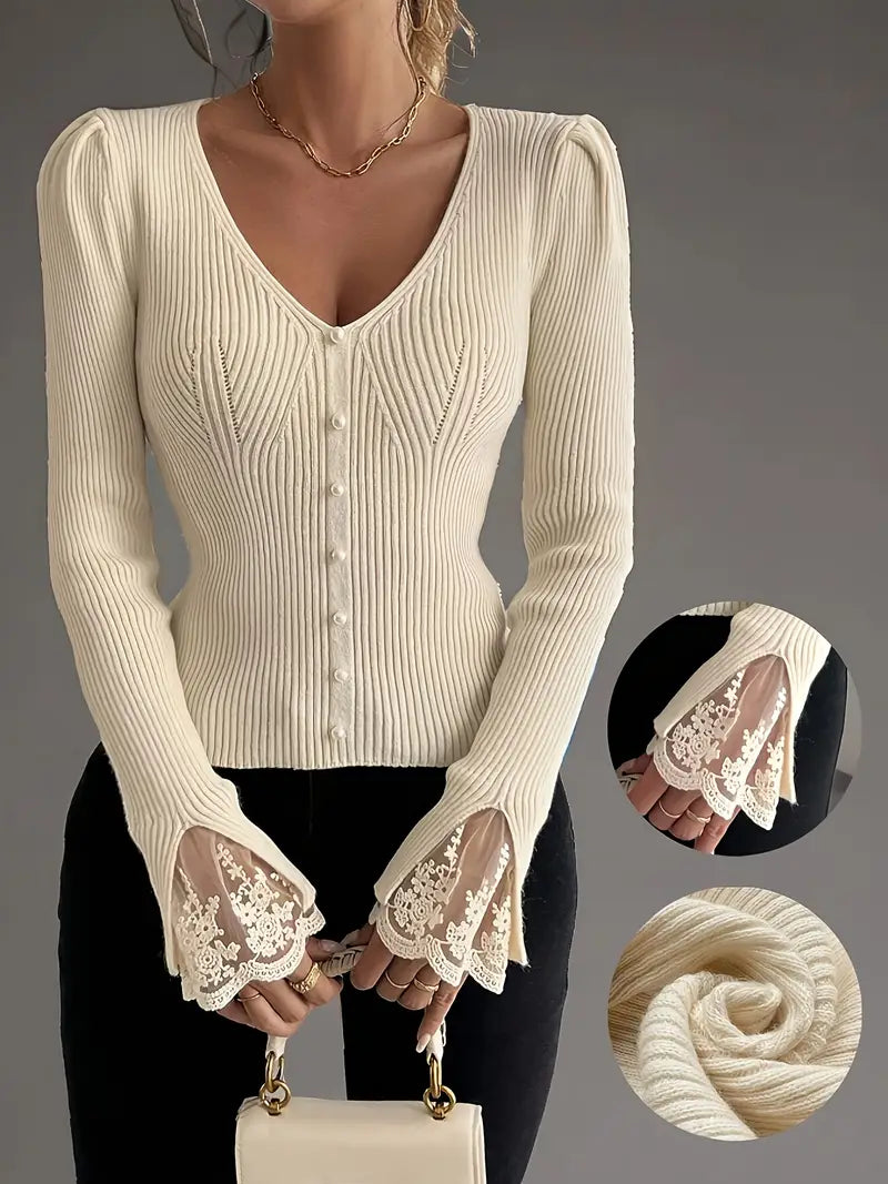 Rippstrickpullover mit V-Ausschnitt und Spitzenärmeln