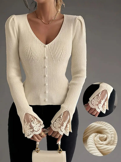 Rippstrickpullover mit V-Ausschnitt und Spitzenärmeln
