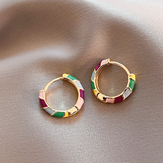 Elegante Ohrringe mit Emaille in Gold