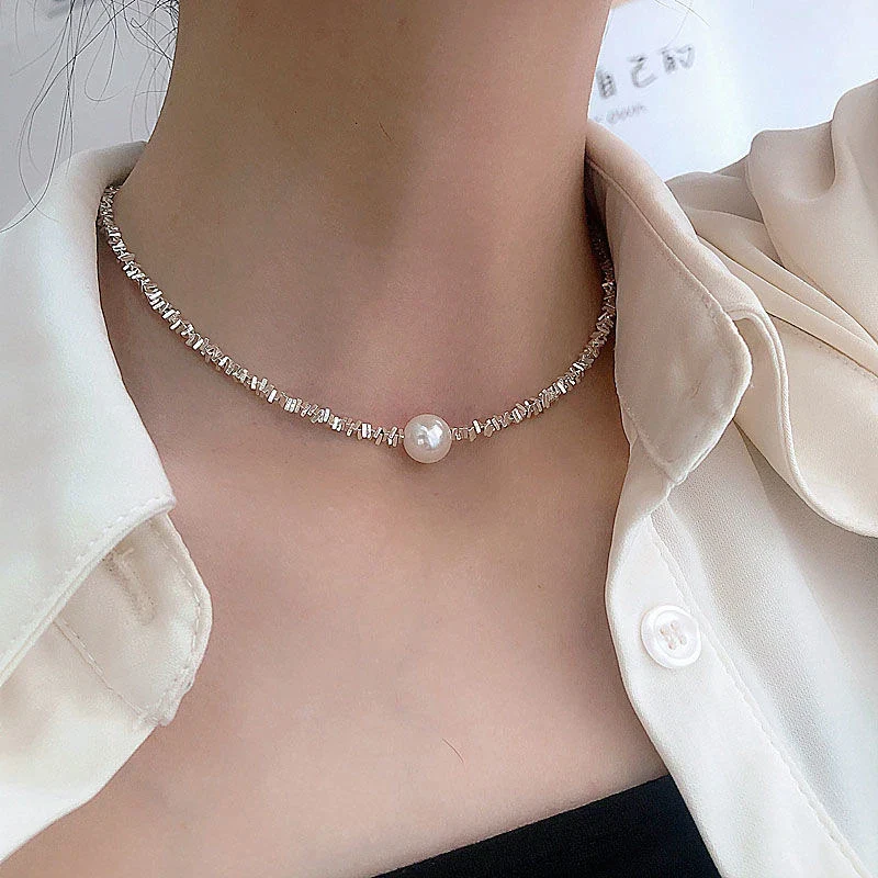 Elegantes Collier mit Perlen