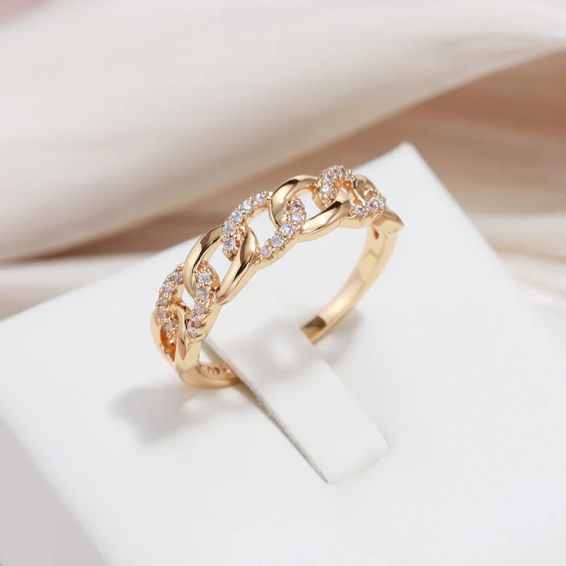 Eleganter Ring mit Goldkette