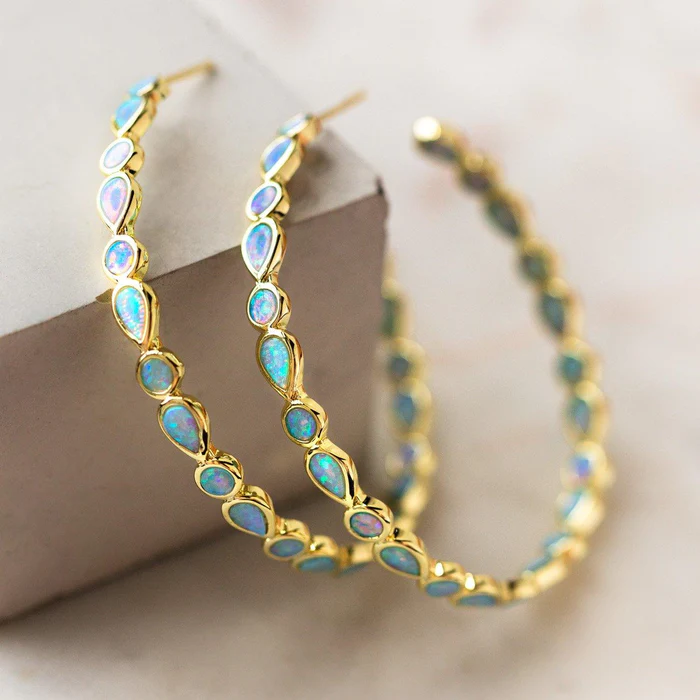 Ohrringe im Goldkreis mit Vintage-Blauer Opal