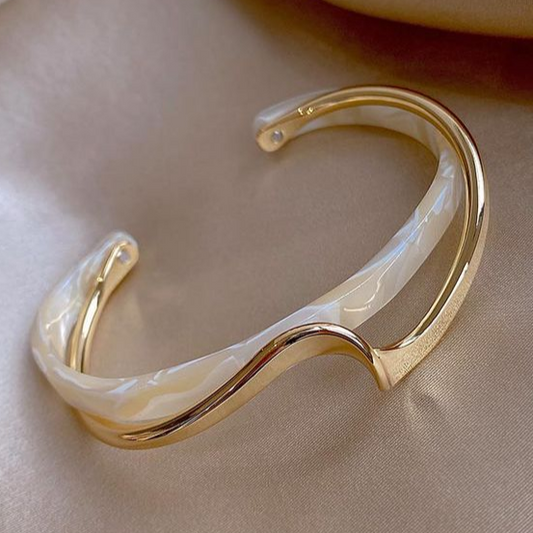 Elegantes Goldarmband mit Weißer Opal