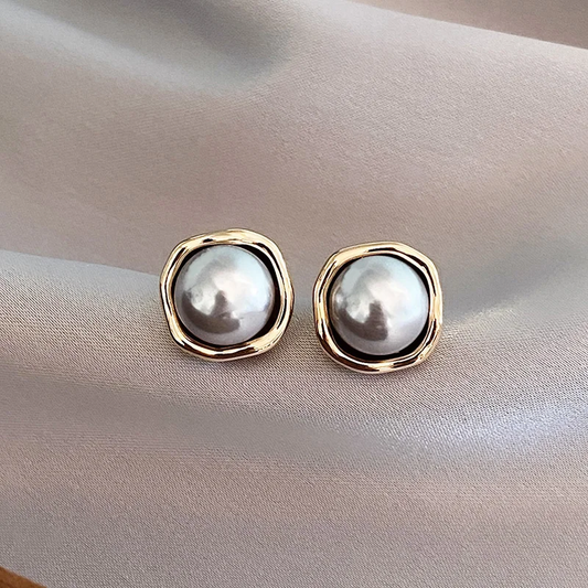 Elegante Ohrringe mit schwarzer Perle