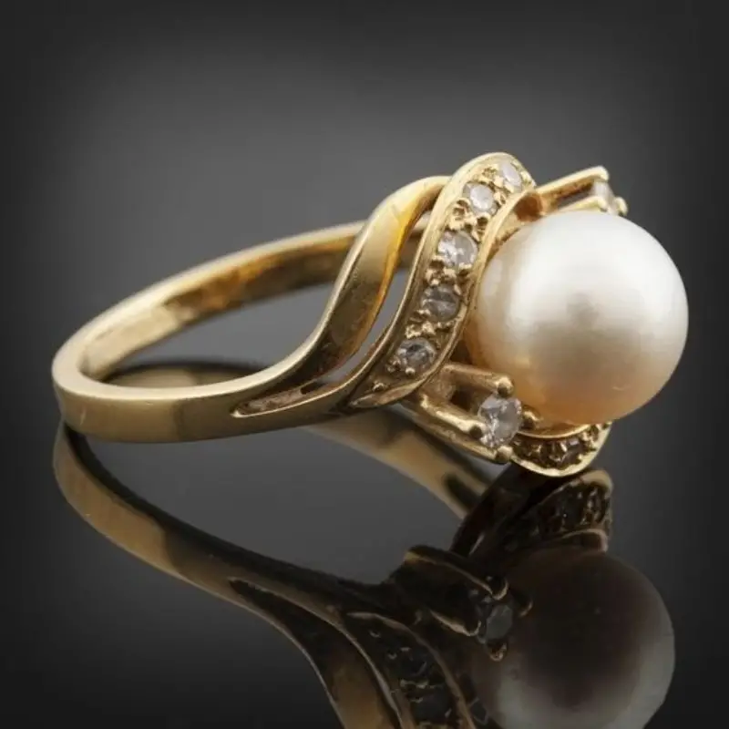 Eleganter Ring mit einer Perle und glänzendem Gold