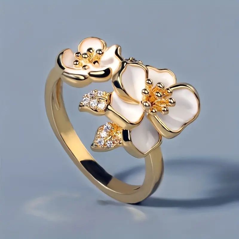 Goldener Ring mit weißer Blume