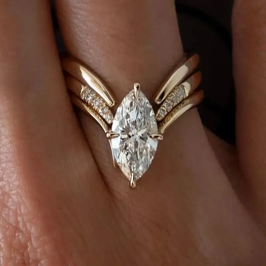 Goldene Ring mit hängender Krone