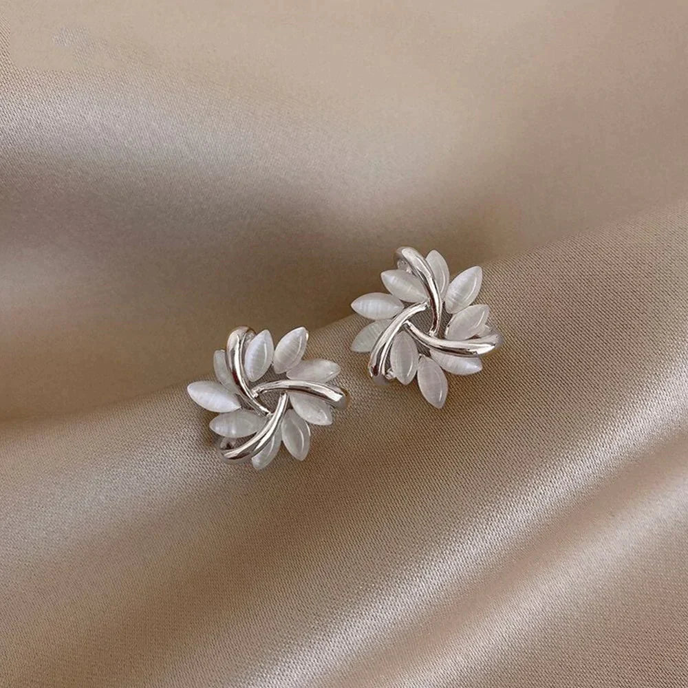 Ohrringe in Kreisform mit Opalblüten in Gold