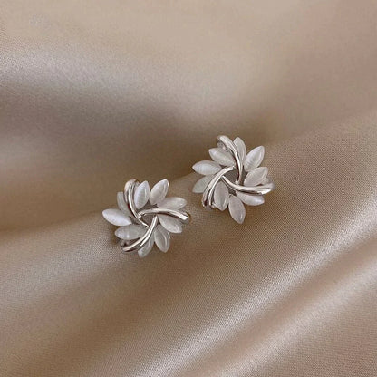 Ohrringe in Kreisform mit Opalblüten in Gold